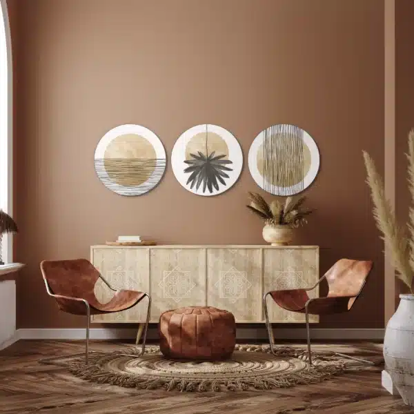 Beige muurcirkel set aan een terracotta muur boven een dressoir