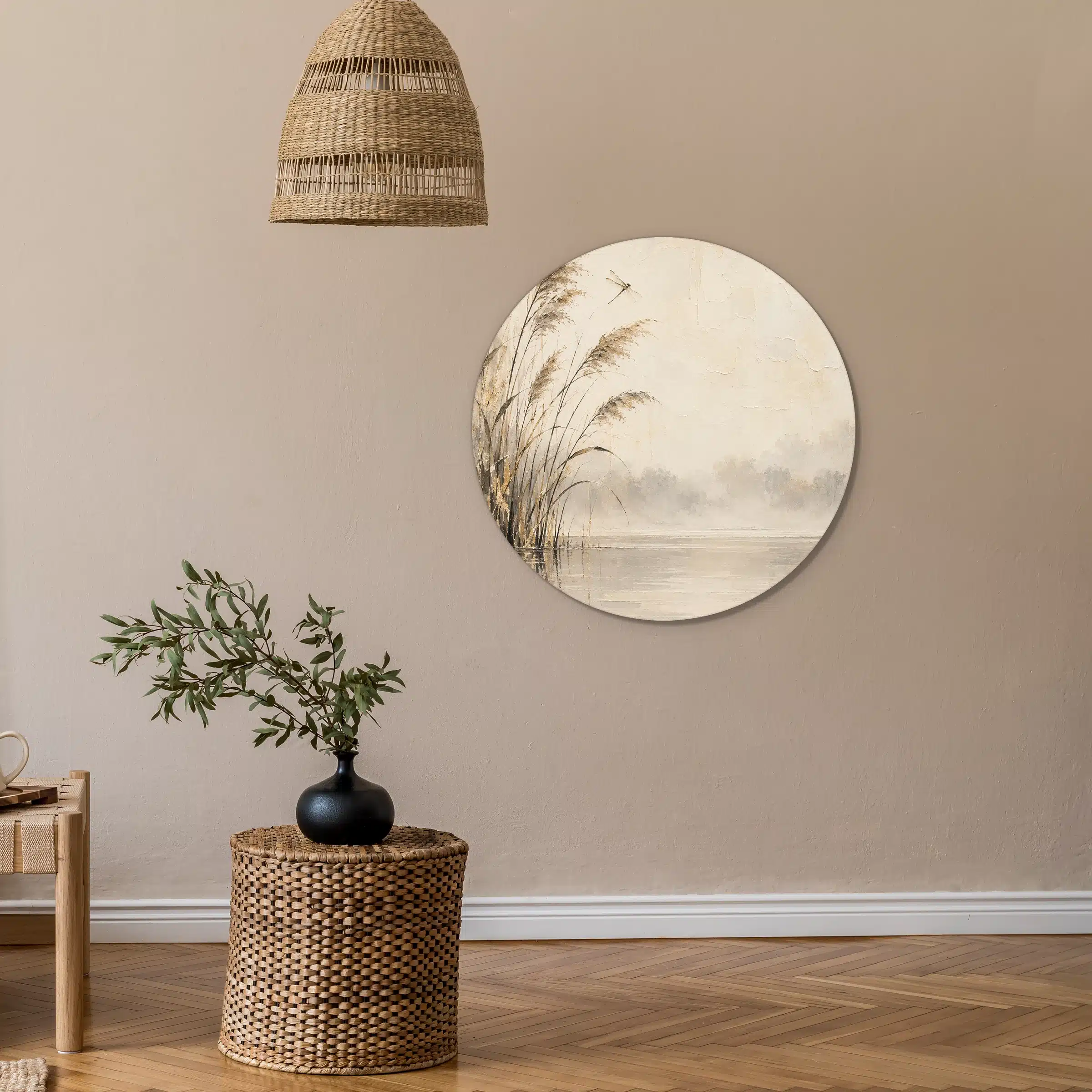 Japandi schilderij beige als muurcirkel aan een zandkleurige muur