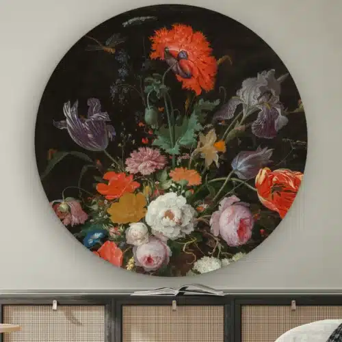 Bloemstilleven met horloge als muurcirkel: klaproos, gestreepte tulpen en pioenrozen tegen zwart, Abraham Mignon
