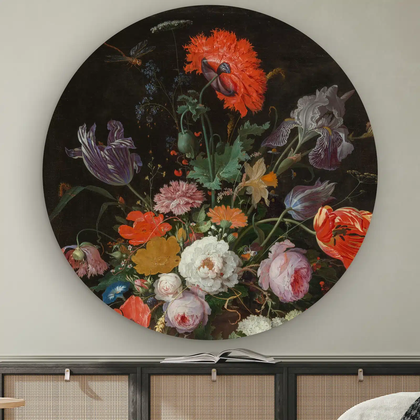 Bloemstilleven met horloge als muurcirkel: klaproos, gestreepte tulpen en pioenrozen tegen zwart, Abraham Mignon
