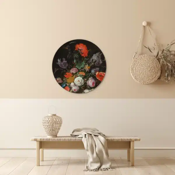 Bloemstilleven met horloge als muurcirkel in een lichte hal boven een houten bankje