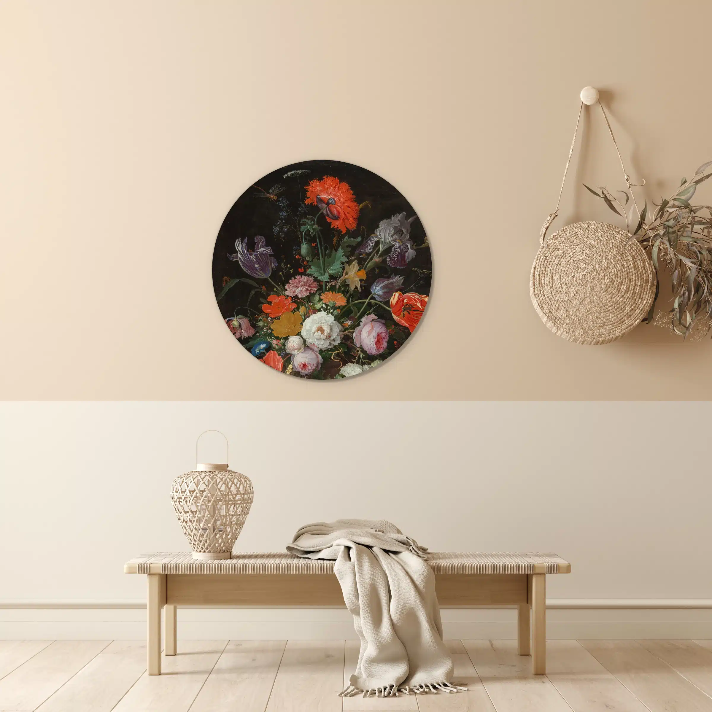 Bloemstilleven met horloge als muurcirkel in een lichte hal boven een houten bankje