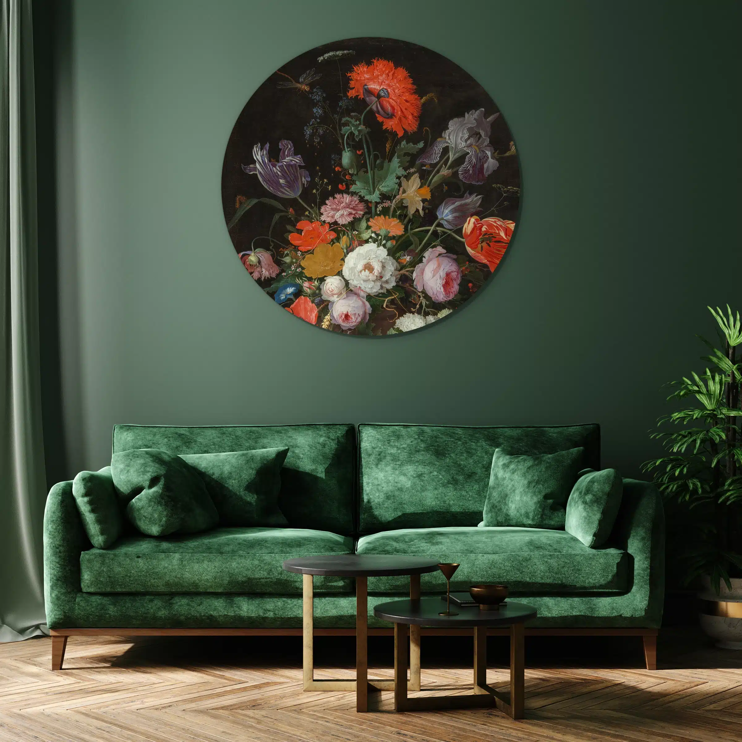 Bloemstilleven met horloge als muurcirkel aan een groene muur boven een fluwelen bank
