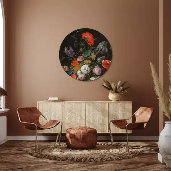 Bloemstilleven met horloge als muurcirkel aan een terracotta muur boven een dressoir