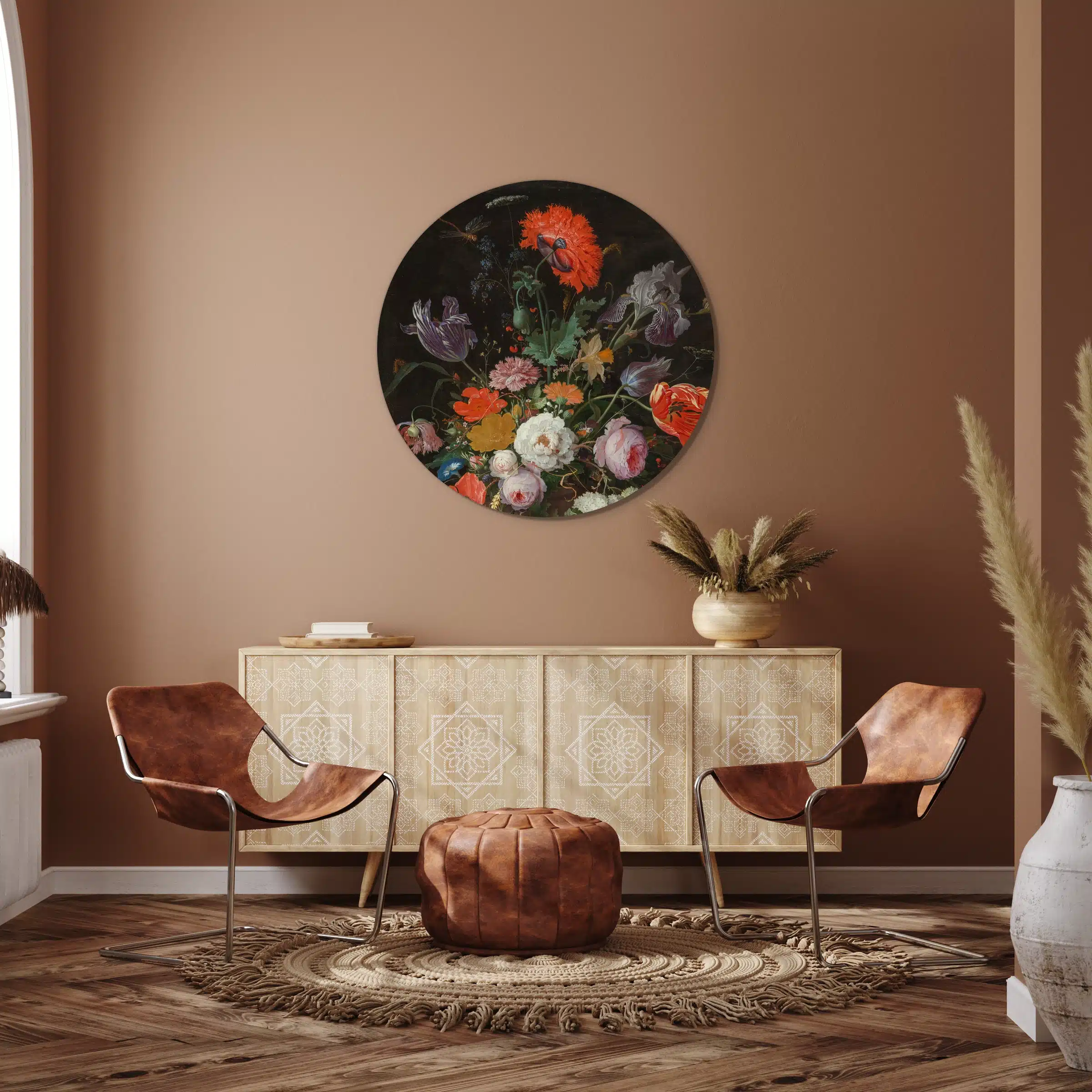 Bloemstilleven met horloge als muurcirkel aan een terracotta muur boven een dressoir