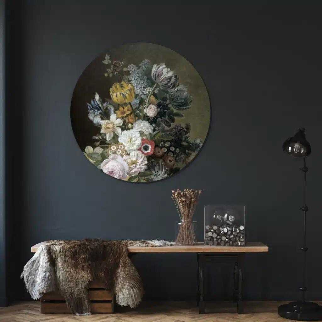 Muurcirkel stilleven met bloemen van Eelke Jelles Eelkema boven een houten bankje met een vacht tegen een donkerblauwe muur
