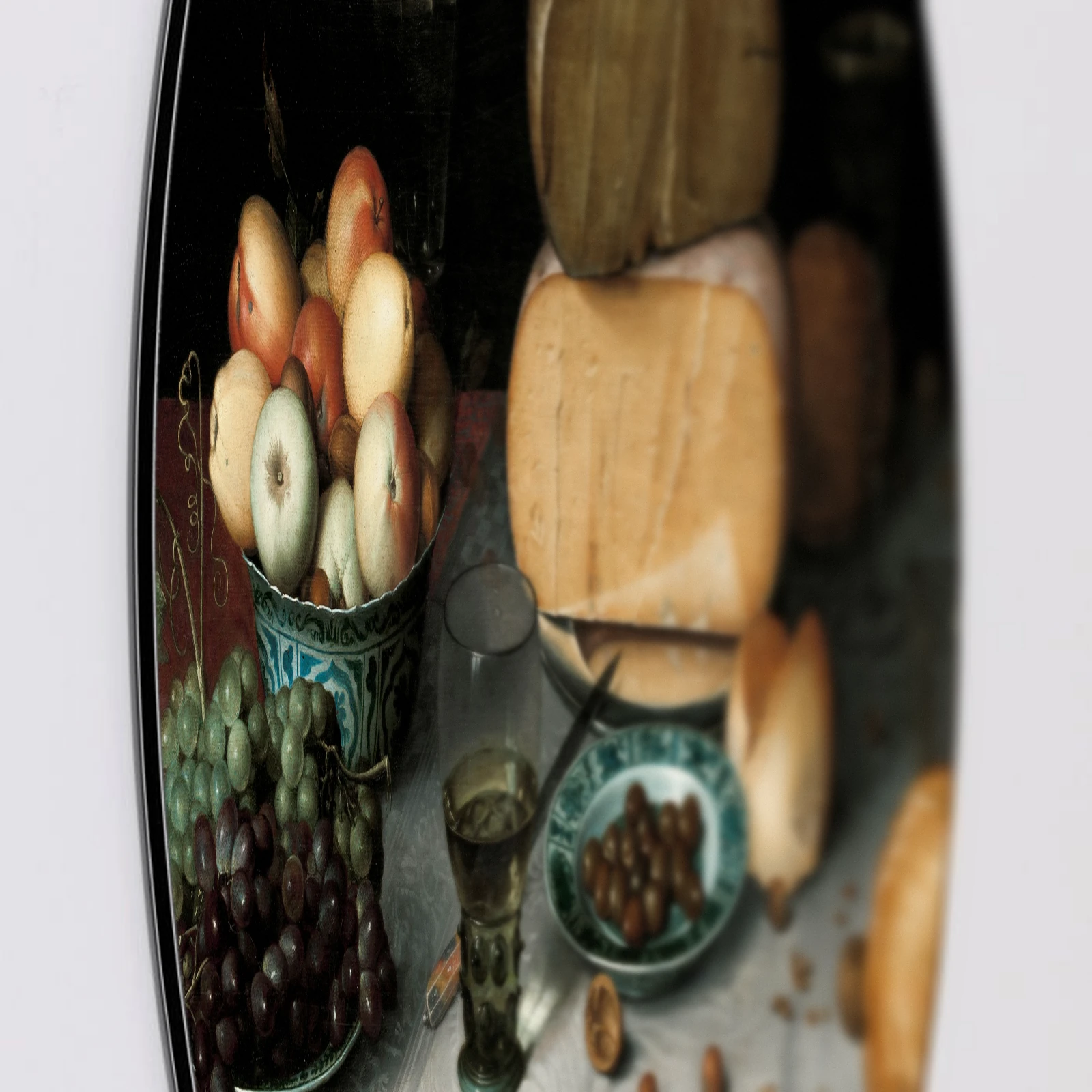 Muurcirkel Stilleven met kazen van Floris Claesz. van Dijck, Aluminium Dibond van dichtbij