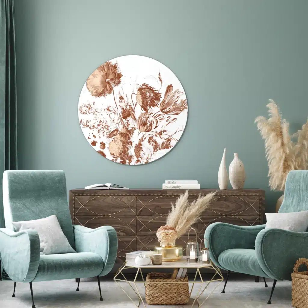 Muurcirkel vintage bloemen boven een notenhouten dressoir tussen twee mintgroene fluwelen fauteuils