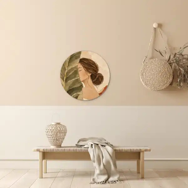 Boho schilderij vrouw als muurcirkel in een lichte hal boven een houten bankje
