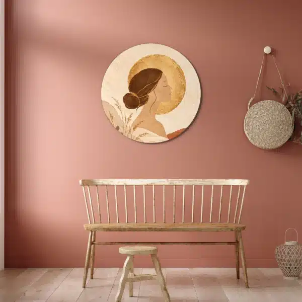 Schilderij aardetinten vrouw als muurcirkel aan een terracotta muur boven een houten bank
