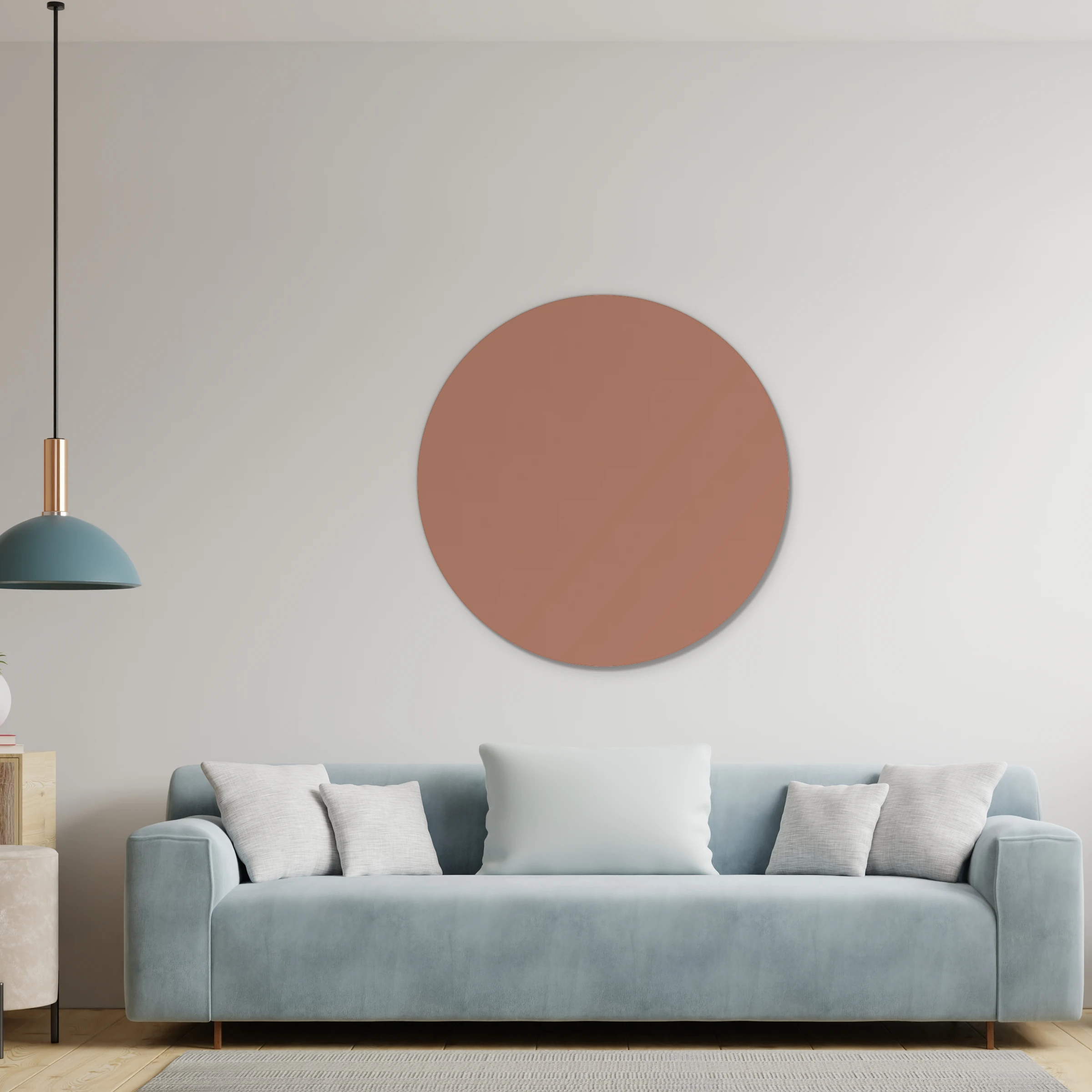 Muurcirkel warm nude boven een lichtblauwe bank met een blauwe hanglamp