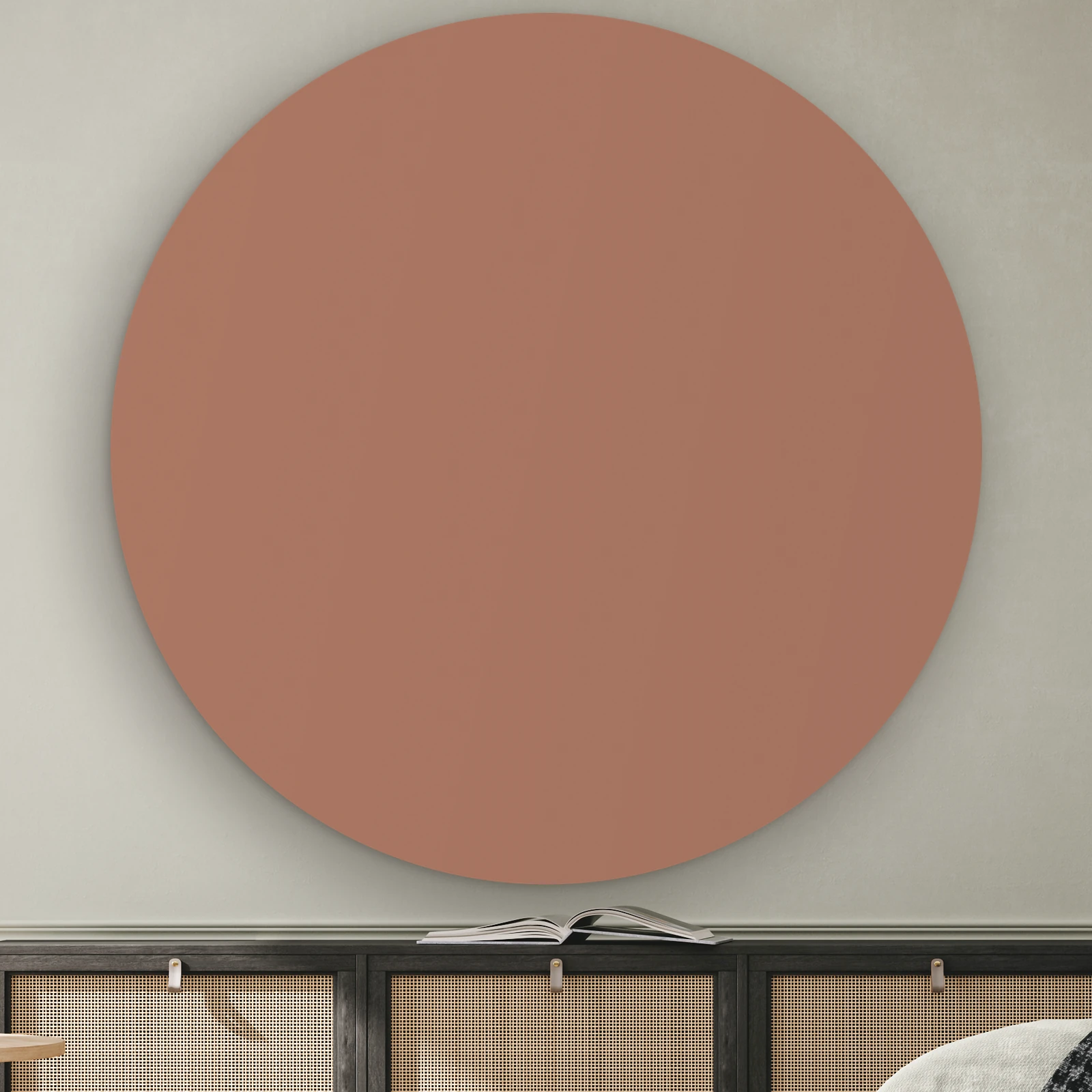 Muurcirkel Warm nude aan de muur boven een dressoir met rotan deurtjes