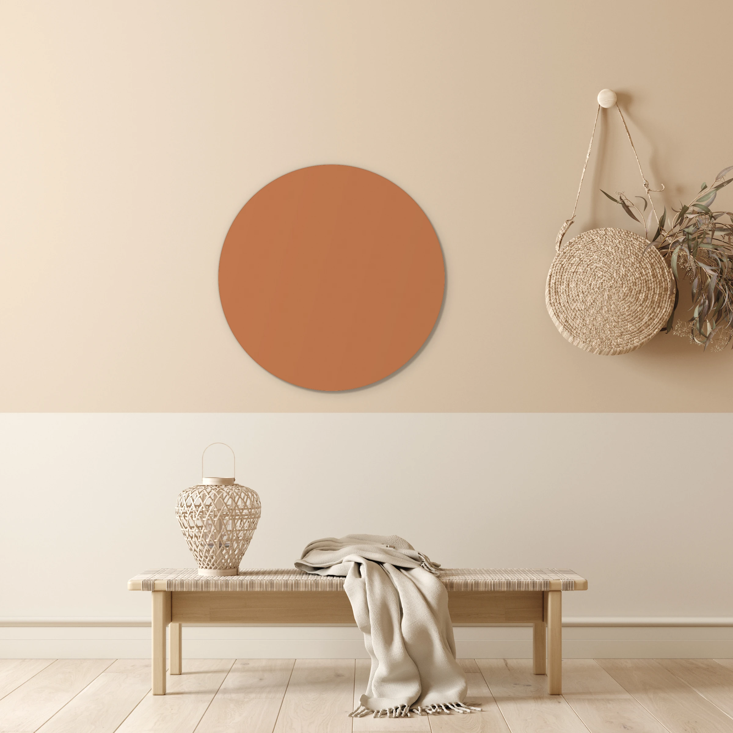 Muurcirkel zandbruin aan een beige wand boven een houten bankje met een plaid