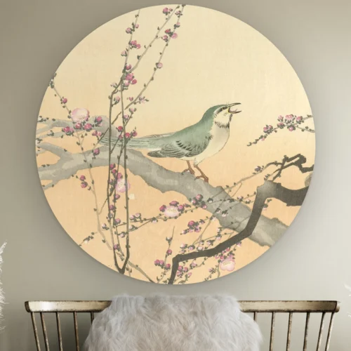 Japanse prent vogel als muurcirkel: zangvogel met open snavel op een tak met roze pruimenbloesem, Ohara Koson