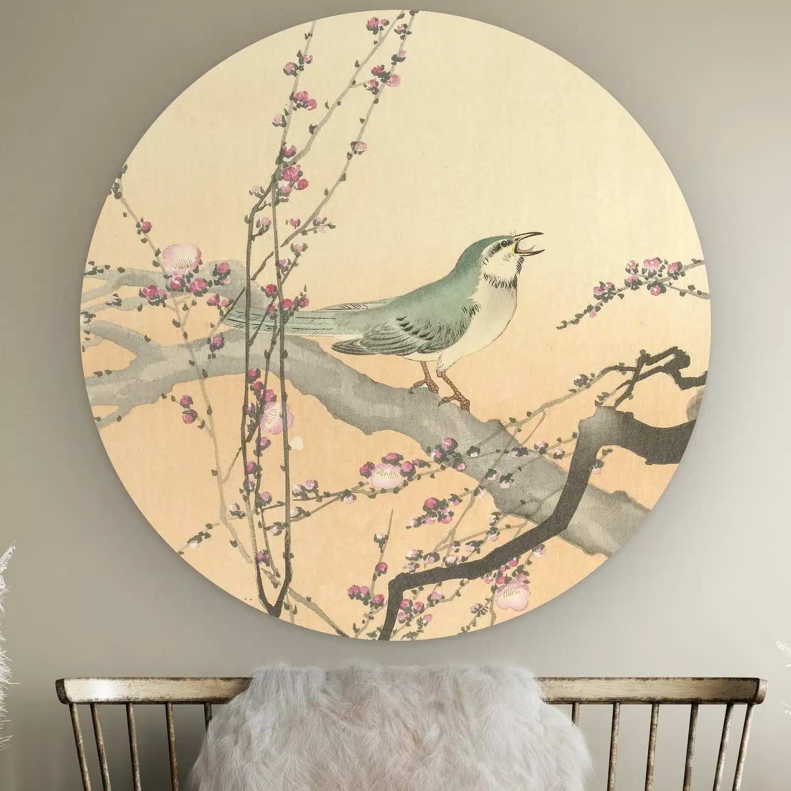 Japanse prent vogel als muurcirkel: zangvogel met open snavel op een tak met roze pruimenbloesem, Ohara Koson