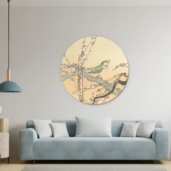 Japanse prent vogel als muurcirkel in een lichte woonkamer boven de bank