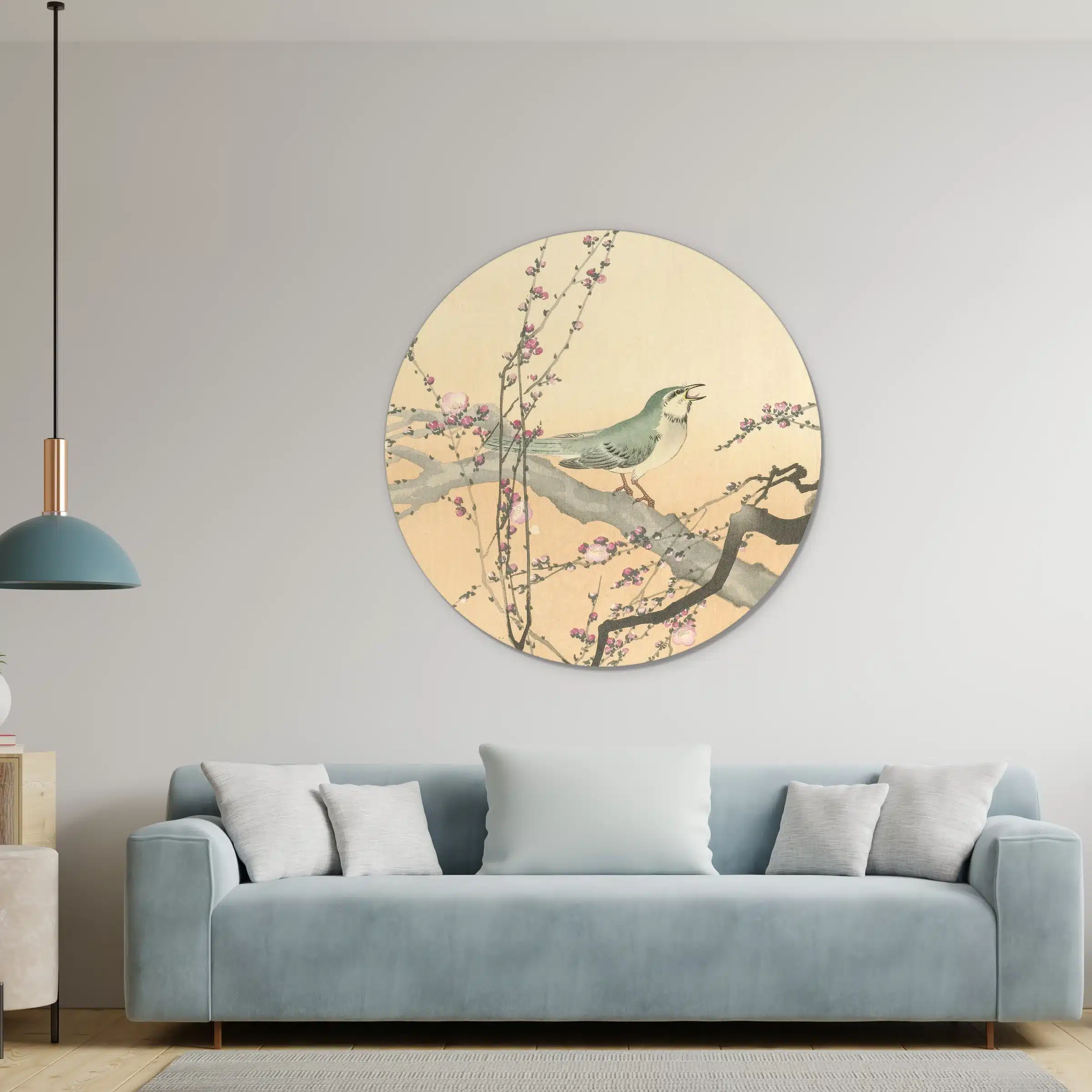 Japanse prent vogel als muurcirkel in een lichte woonkamer boven de bank