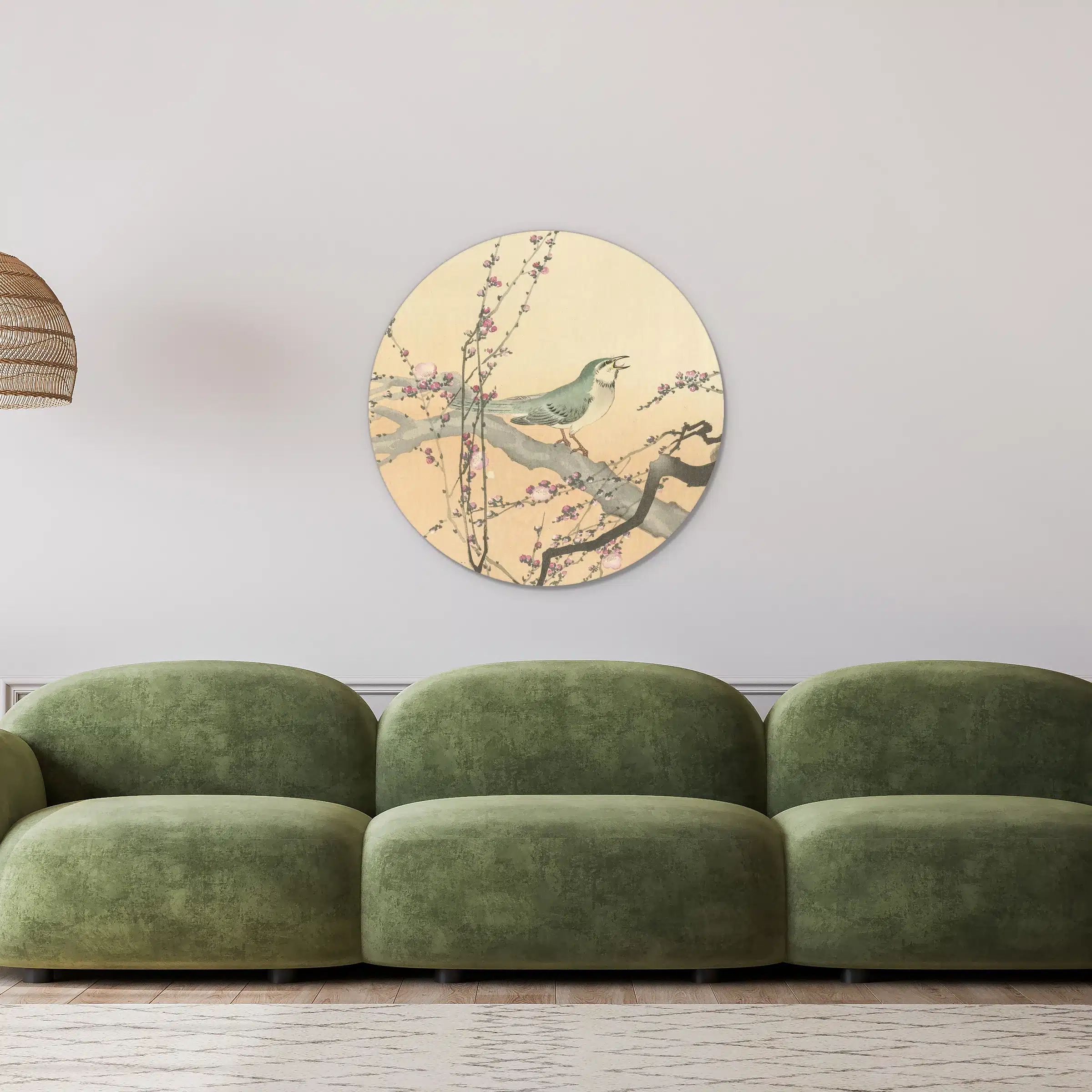 Japanse prent vogel als muurcirkel in een lichte woonkamer boven een groene bank