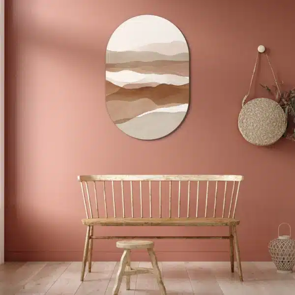 Muurovaal abstracte duinen aan een terracotta muur boven een houten bank