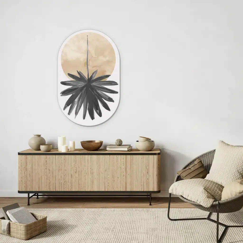 Muurovaal abstracte hangende bloem boven een houten dressoir met lamellen en een rotan stoel