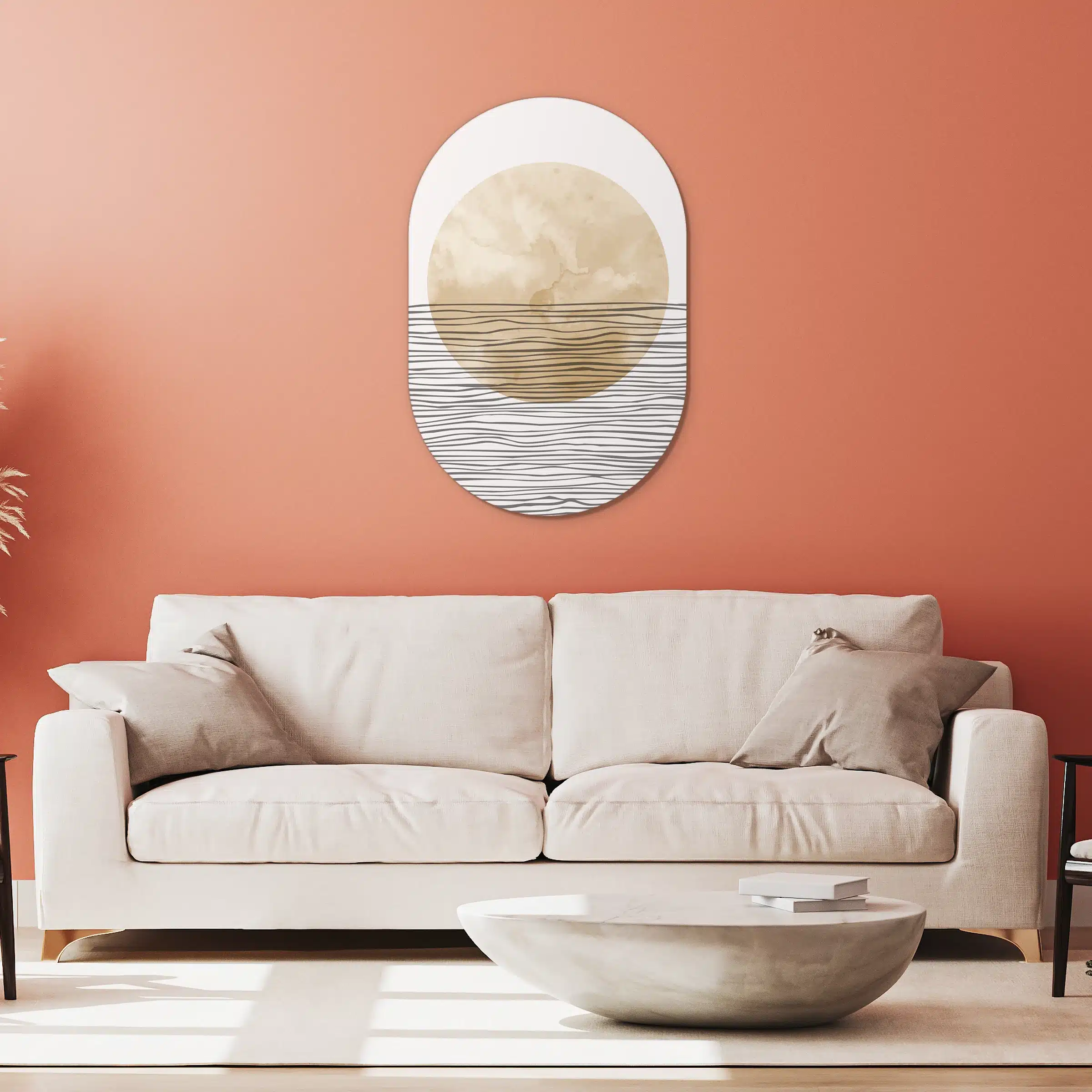 Muurovaal abstracte horizonstrepen aan een koraalrode wand boven een witte bank