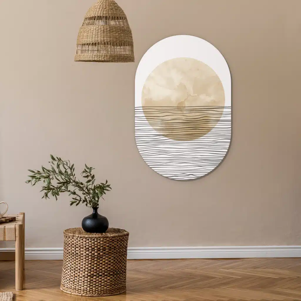Muurovaal abstracte horizonstrepen aan een beige wand naast een rieten bijzettafel en rieten hanglamp
