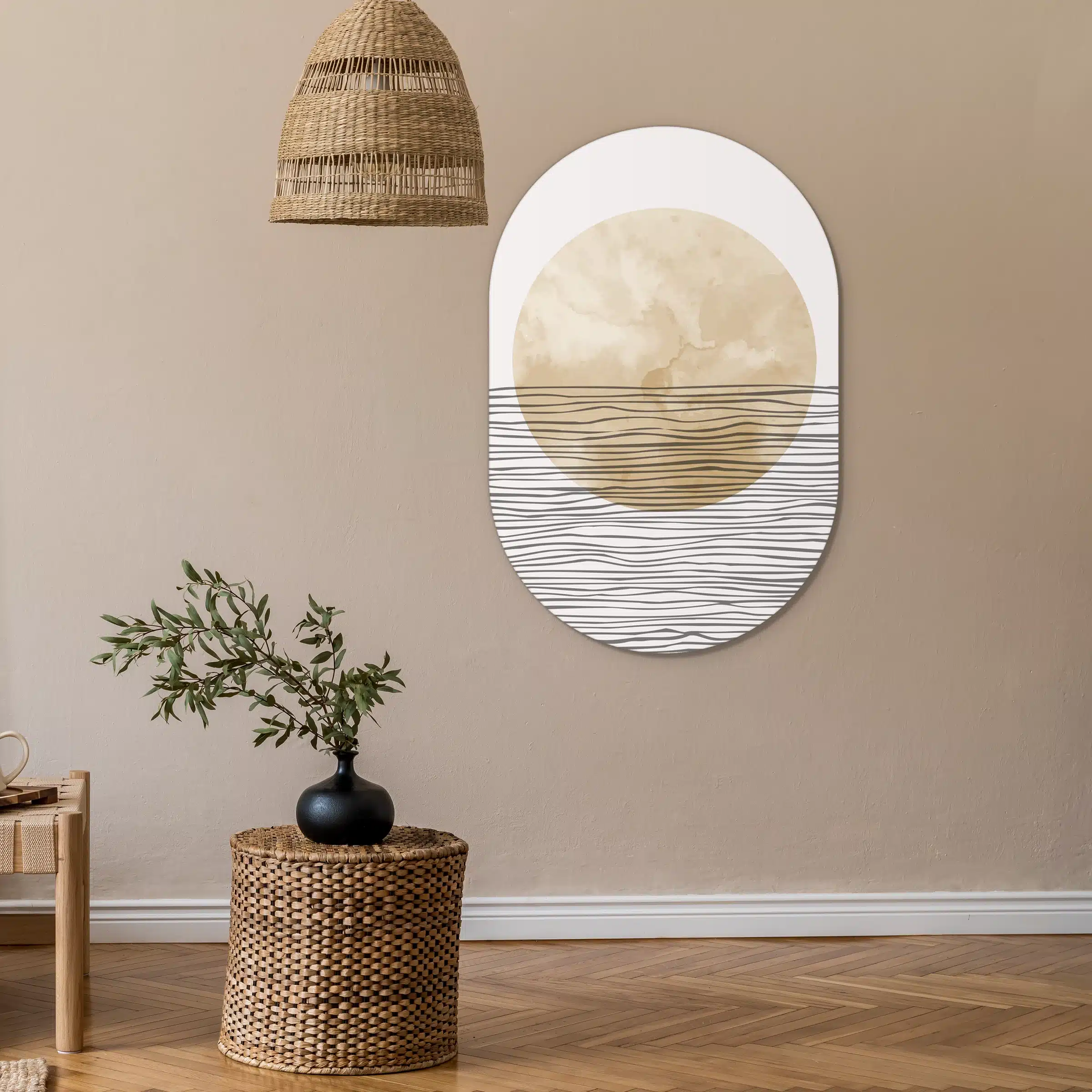Muurovaal abstracte horizonstrepen aan een beige wand naast een rieten bijzettafel en rieten hanglamp