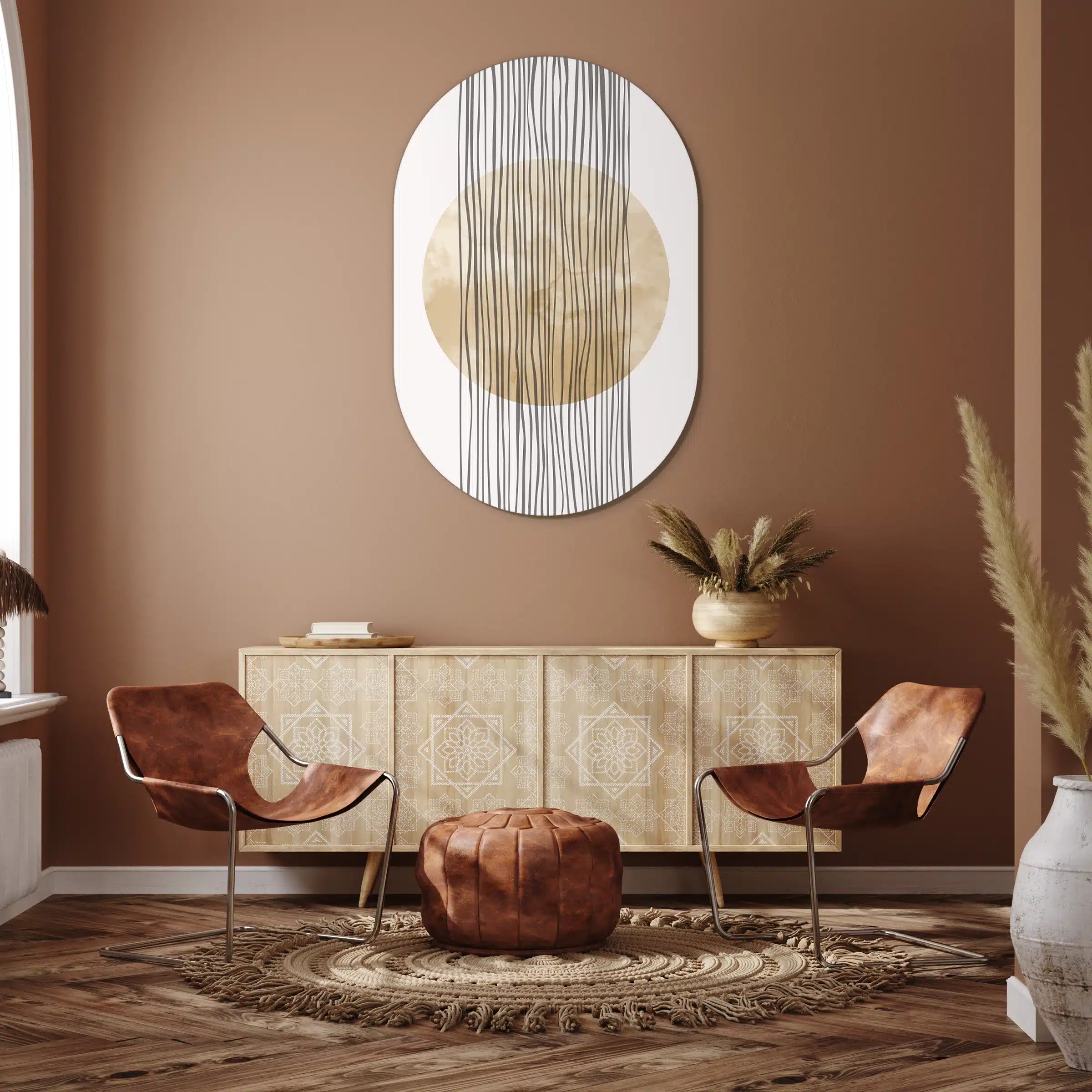 Muurovaal abstracte vallende strepen aan een terracotta wand boven een licht houten dressoir met twee leren stoelen