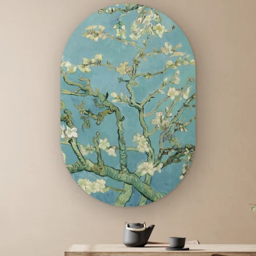 Muurovaal Amandelbloesem van Vincent van Gogh aan de muur boven een houten tafel met theepot