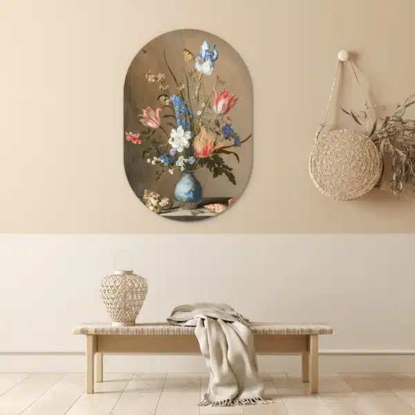 Oude meesters bloemen als muurovaal in een lichte hal boven een houten bankje