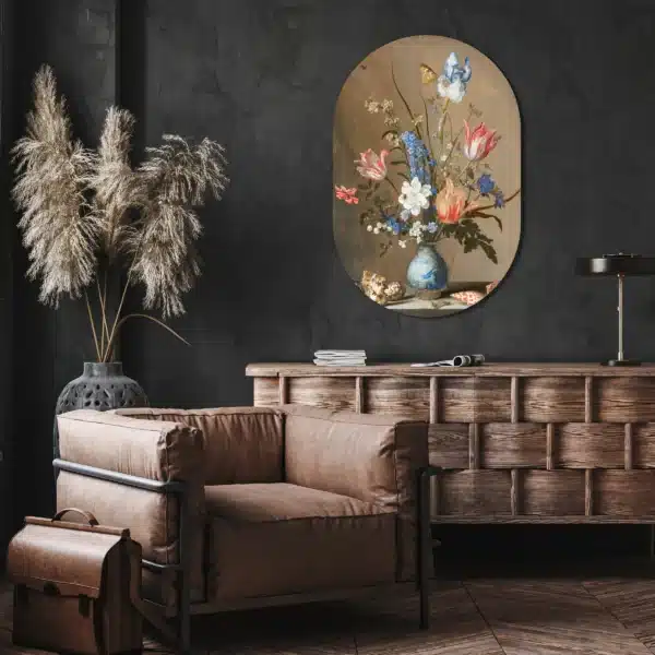 Oude meesters bloemen als muurovaal aan een donkere muur bij een leren fauteuil