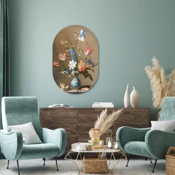 Oude meesters bloemen als muurovaal in een woonkamer met blauwgroene fauteuils