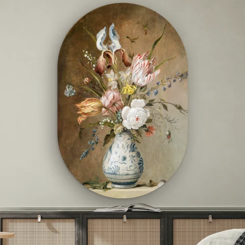 Oude meesters stilleven als muurovaal: irissen, gevlamde tulpen en rozen in een blauw-witte vaas, zeventiende eeuw