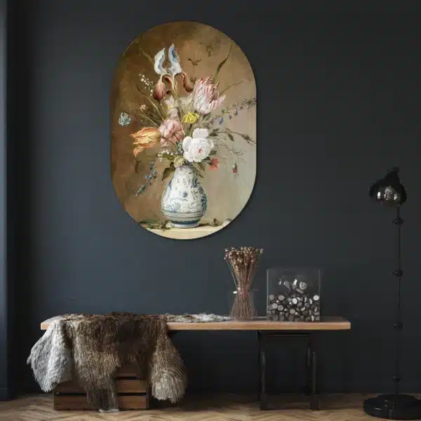 Oude meesters stilleven als muurovaal aan een donkerblauwe muur boven een houten bankje