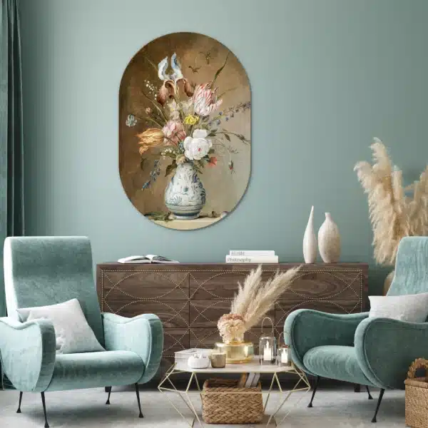 Oude meesters stilleven als muurovaal in een woonkamer met blauwgroene fauteuils