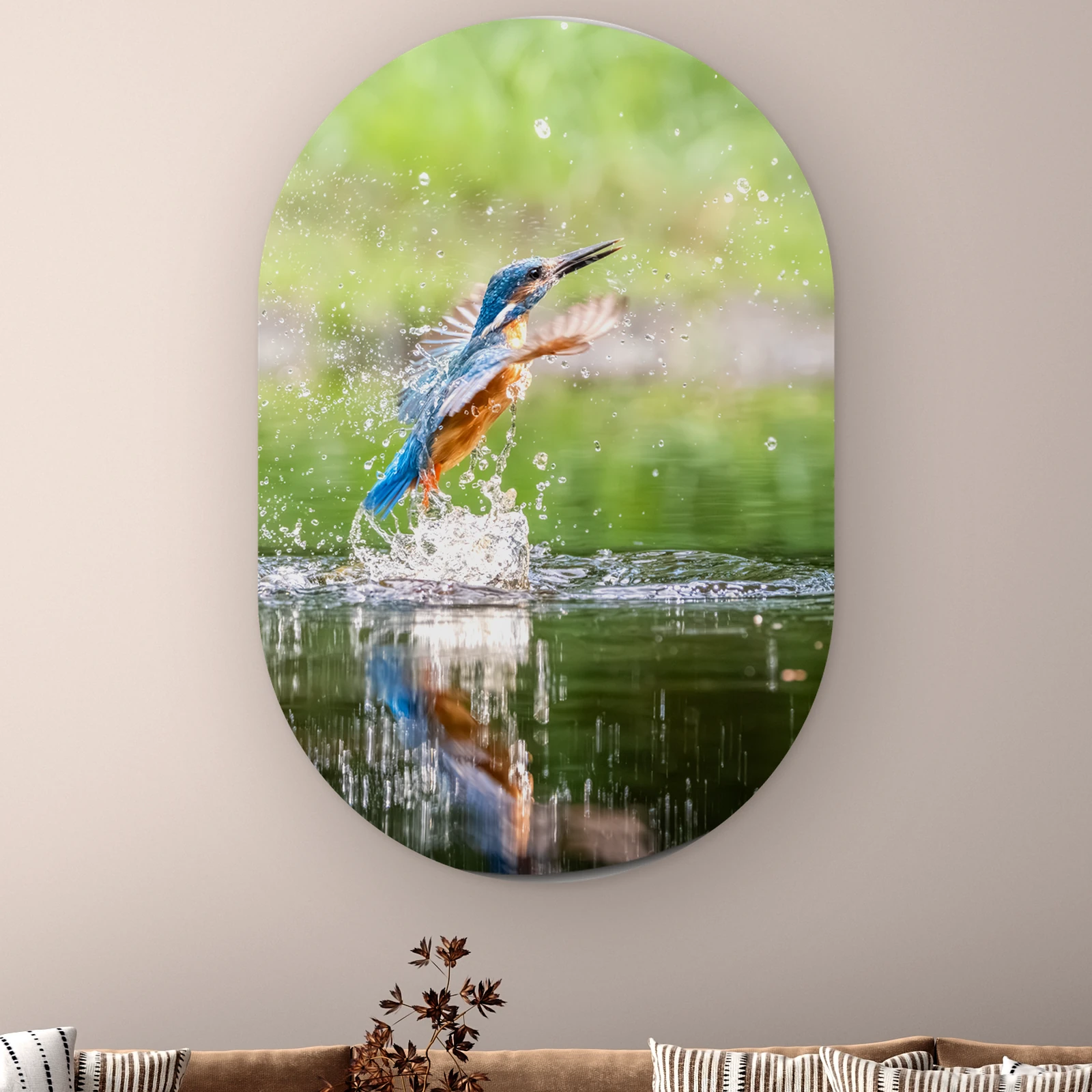 Muurovaal Duikende ijsvogel aan de muur boven een bank met gestreepte kussens