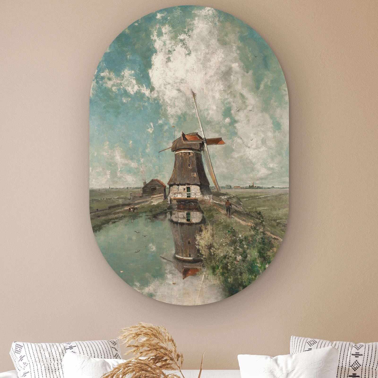 Muurovaal Een molen aan een poldervaart aan de muur boven een witte bank met kussens