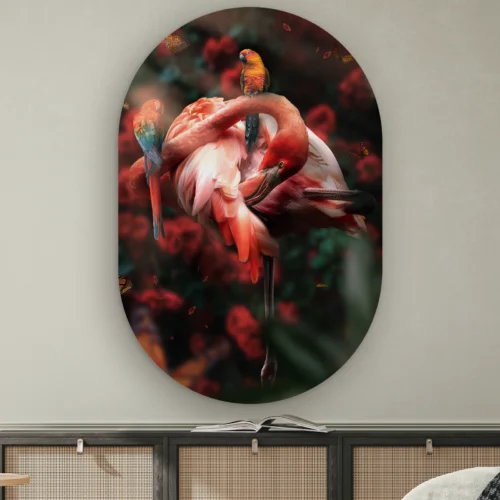 Muurovaal Flamingo met rozen aan de muur boven een dressoir met rotan deurtjes