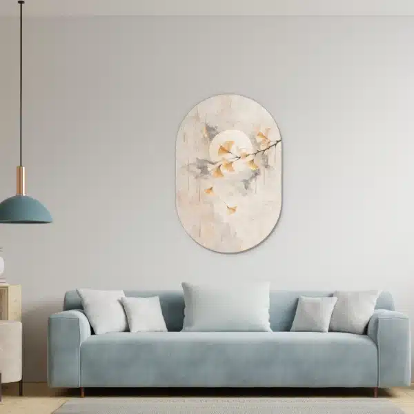 Ginkgo wanddecoratie als muurovaal in een lichte woonkamer boven de bank