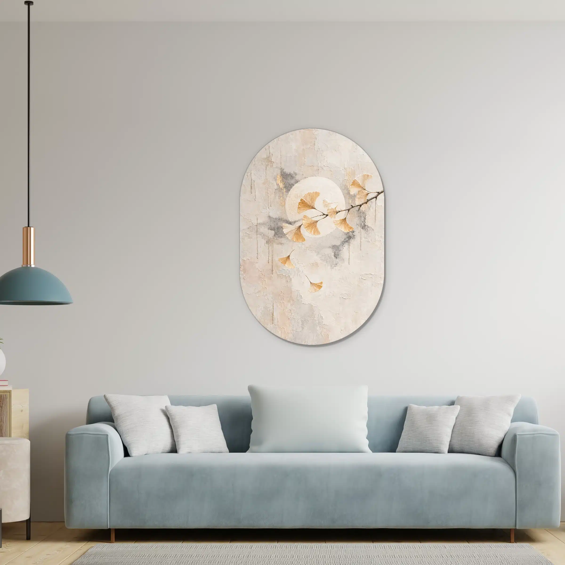 Ginkgo wanddecoratie als muurovaal in een lichte woonkamer boven de bank