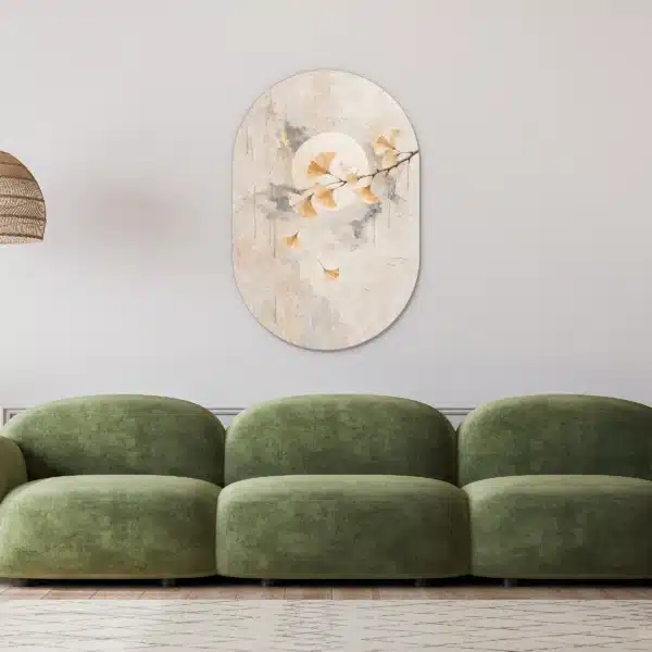 Ginkgo wanddecoratie als muurovaal in een lichte woonkamer boven een groene bank