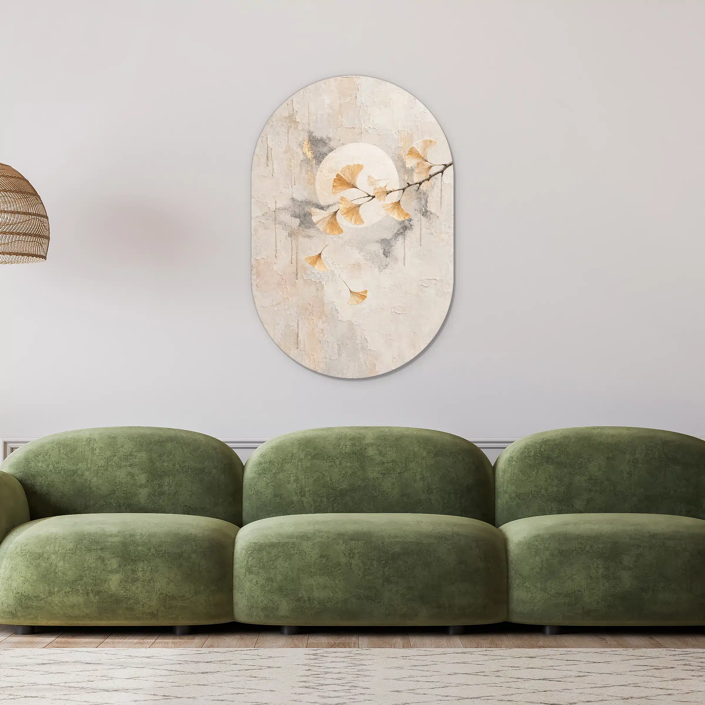 Ginkgo wanddecoratie als muurovaal in een lichte woonkamer boven een groene bank