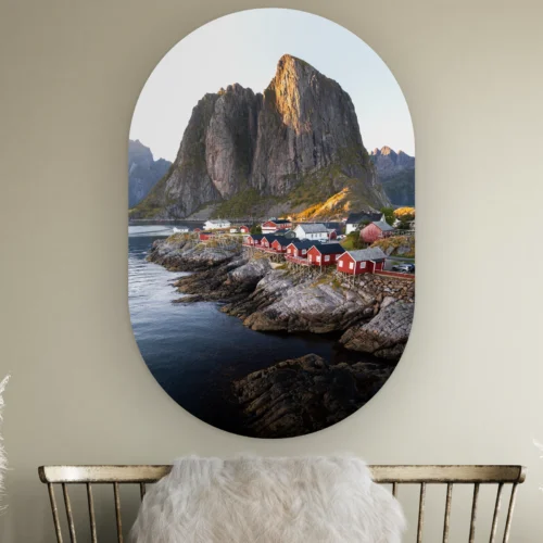 Muurovaal Hamnoy uitzichtpunt aan de muur boven een houten bankje met schapenvacht