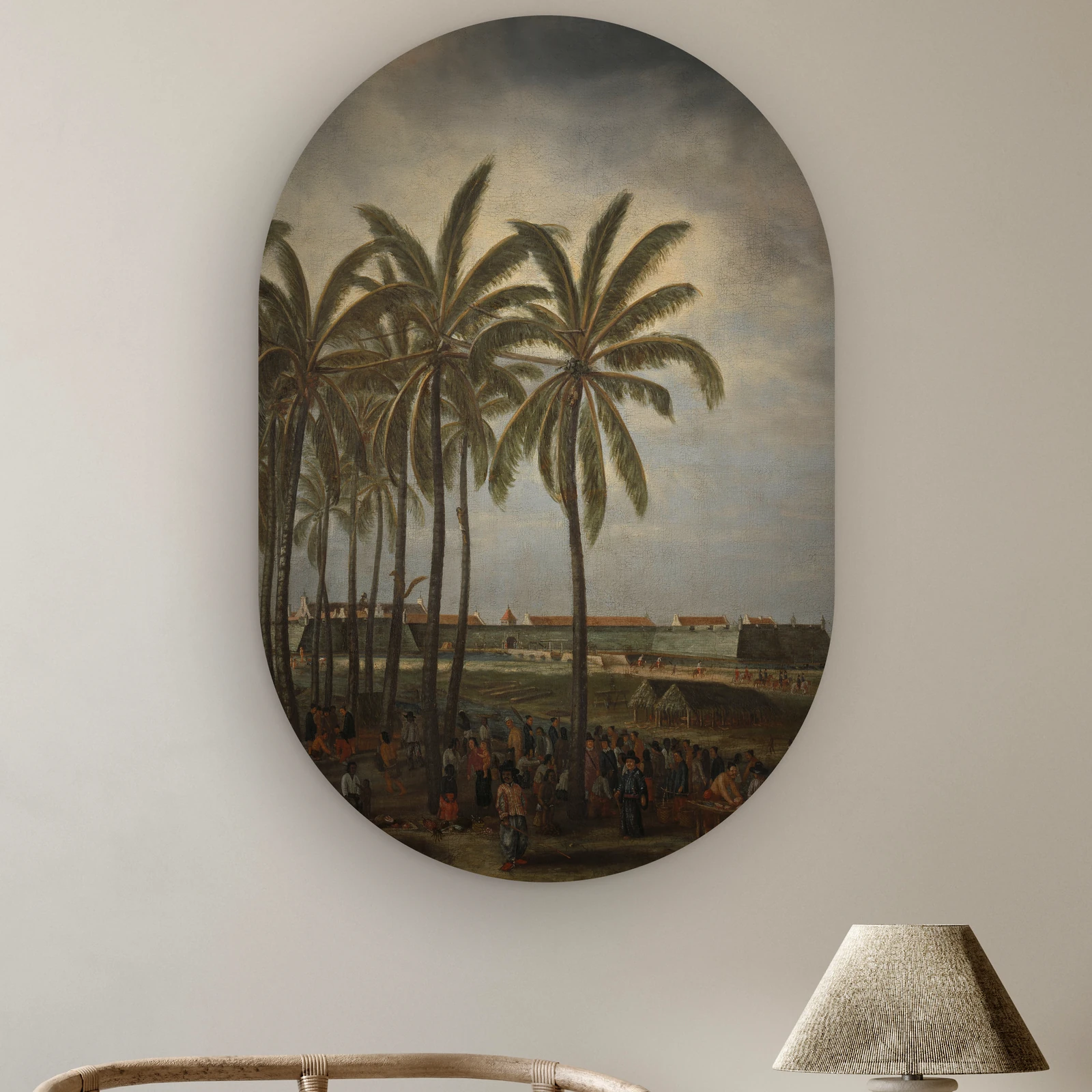 Muurovaal Het kasteel van Batavia aan de muur boven een rotan stoel en een tafellamp