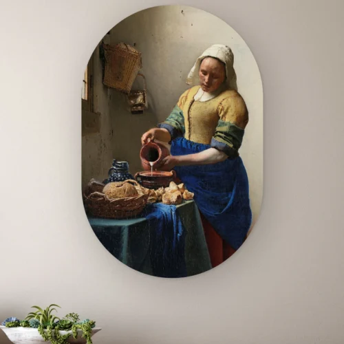 Muurovaal Het melkmeisje aan de muur boven een houten dressoir met planten