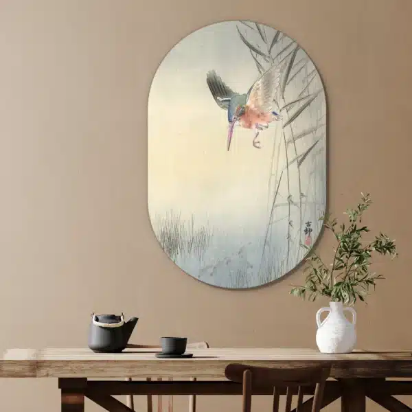 Japanse prent ijsvogel als muurovaal in een eetkamer boven de eettafel