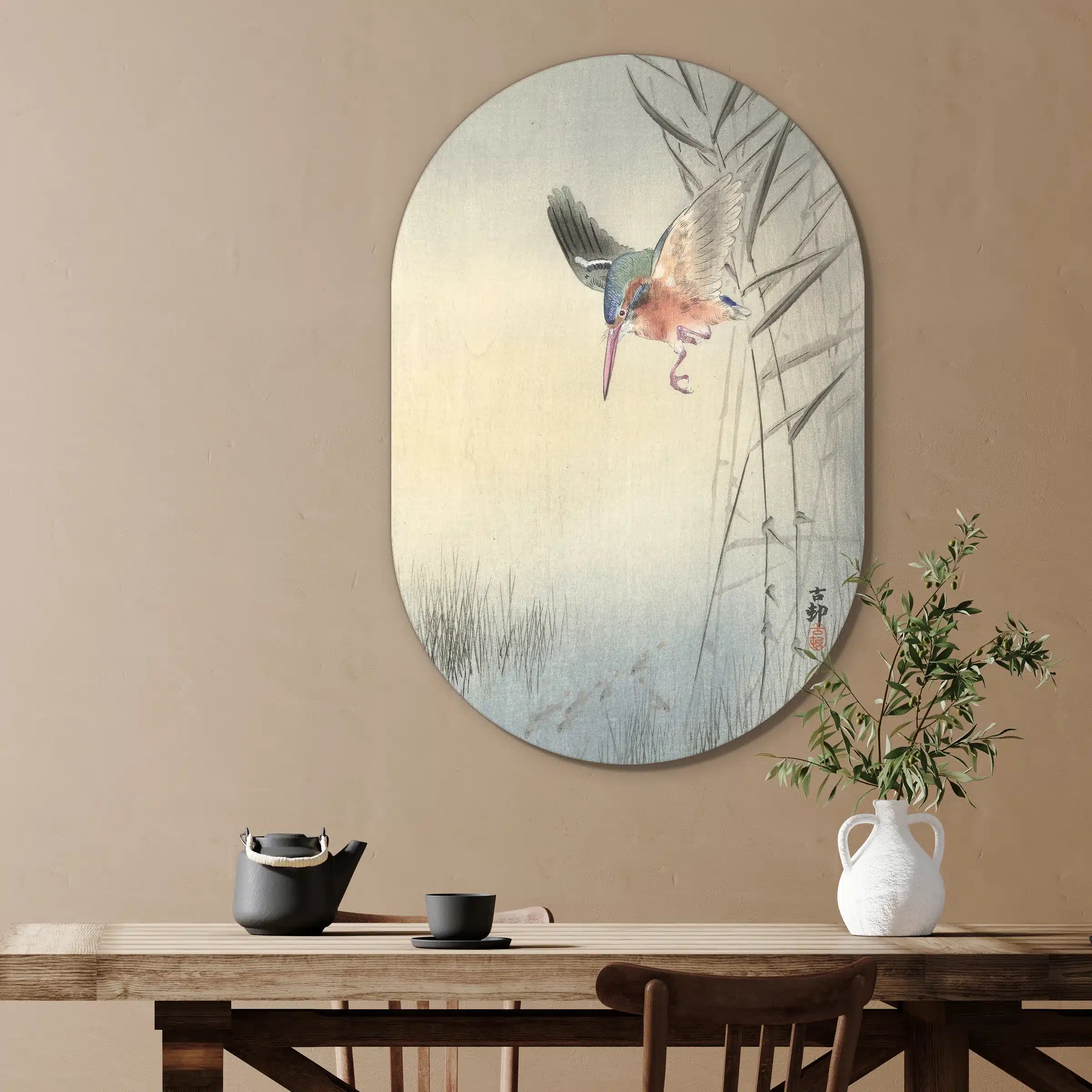Japanse prent ijsvogel als muurovaal in een eetkamer boven de eettafel