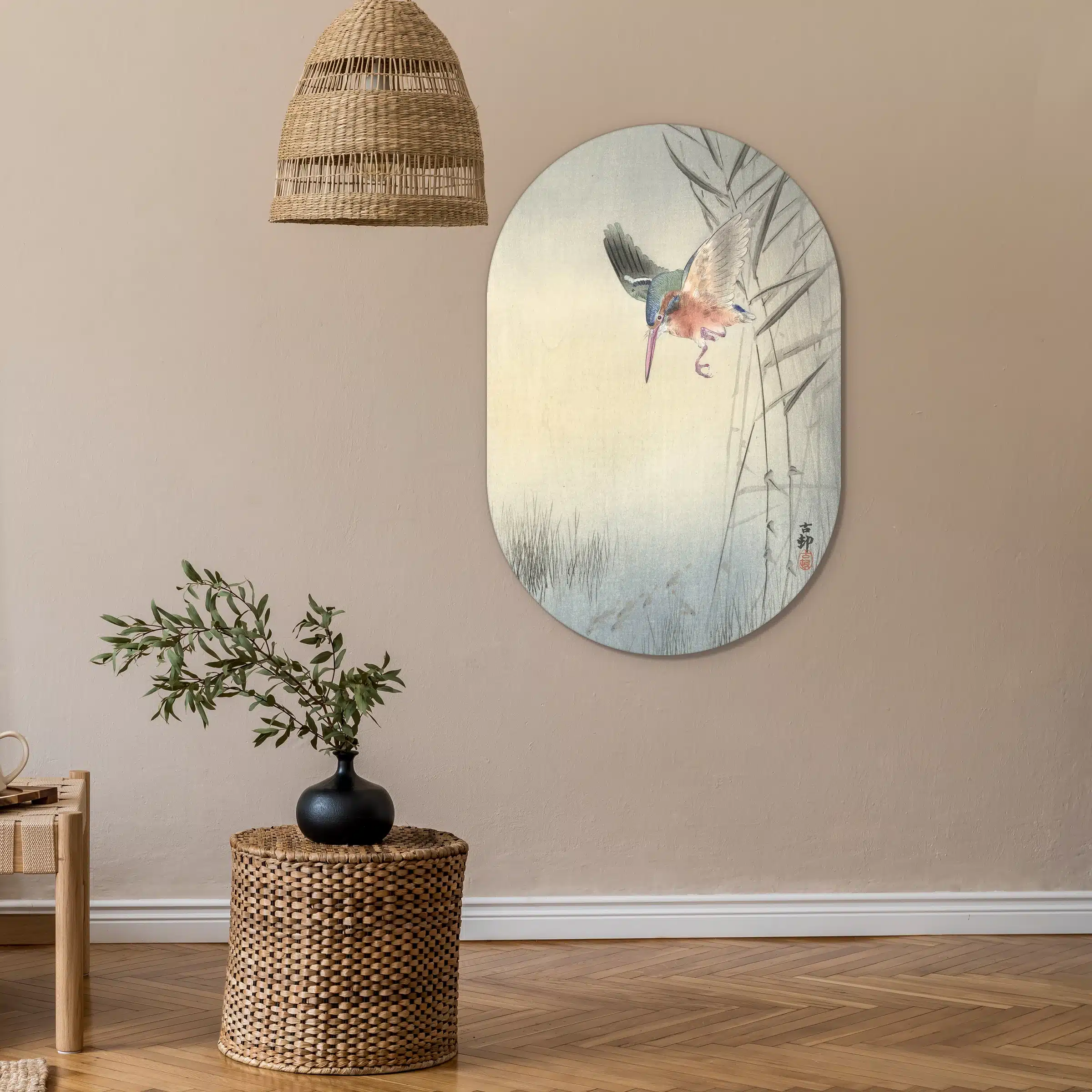 Japanse prent ijsvogel als muurovaal aan een zandkleurige muur