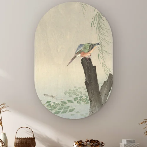 Ijsvogel schilderij als muurovaal: ijsvogel op een donkere boomstronk met wilgentakken en twee visjes, Ohara Koson