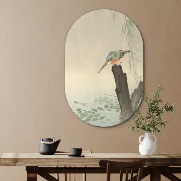Ijsvogel schilderij als muurovaal in een eetkamer boven de eettafel